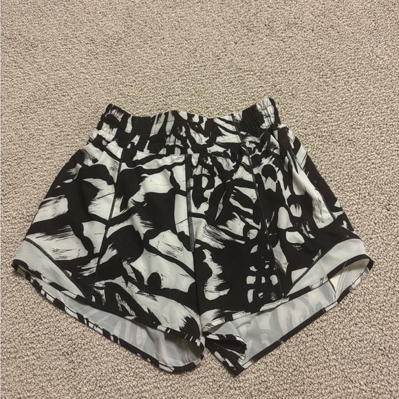 LULULEMON SIZE 4 HOTTY HOTS - Picture 1 of 3
